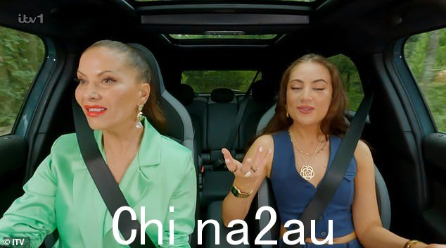 二重奏:莎伦和她的女儿蒂亚带着对即将发生的事情充满兴奋的心情走向房子