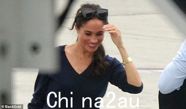 “在她的手腕上,梅根佩戴了一块卡地亚黄金