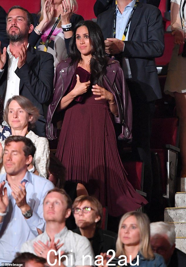 梅根·马克尔 (Meghan Markle) 穿着 Aritzia 褶皱中长连衣裙出席 2017 年多伦多 Invictus Games 开幕式,搭配价值 550 英镑的 Mackage 酒红色机车夹克