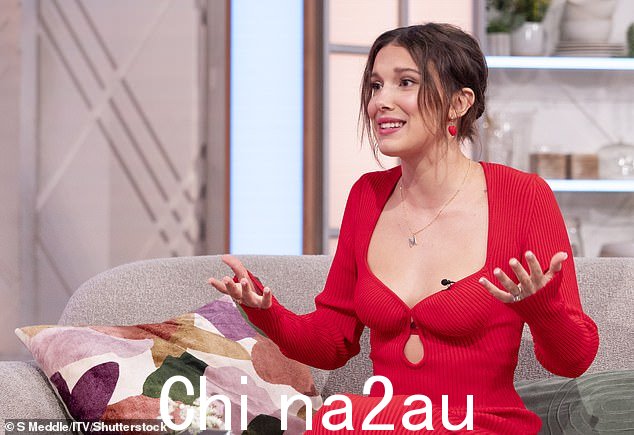 红衣女士:米莉在电视节目中穿着猩红色罗纹连衣裙,紧身胸衣上有镂空,勾勒出她健美的中腹部,看起来非常漂亮