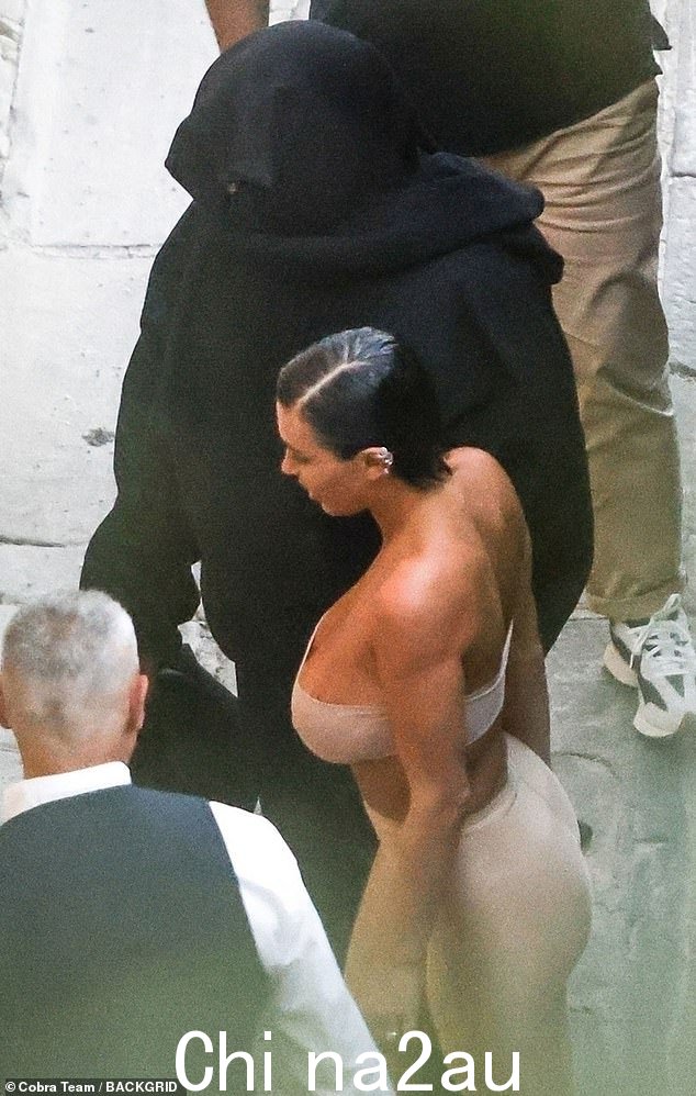 对立面:坎耶·韦斯特 (Kanye West) 的“妻子”比安卡·森索里 (Bianca Censori) 周一穿着黑色衣服,以另一种暴露的造型吸引了人们的目光