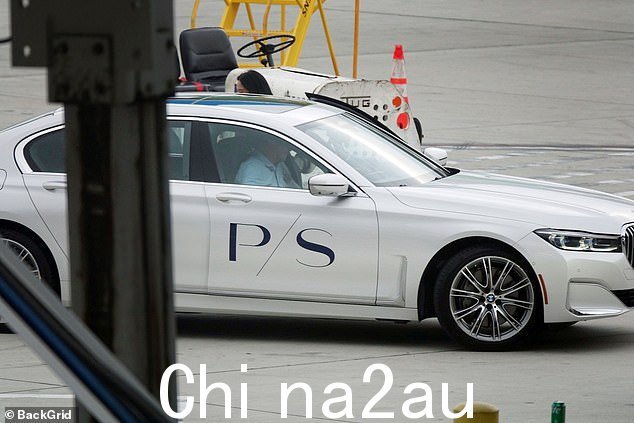 梅根昨晚在洛杉矶机场开着她的行政车