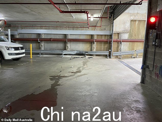 周三下午,停车场里出现了一道液体痕迹,导致汽车撞上金属屏障
