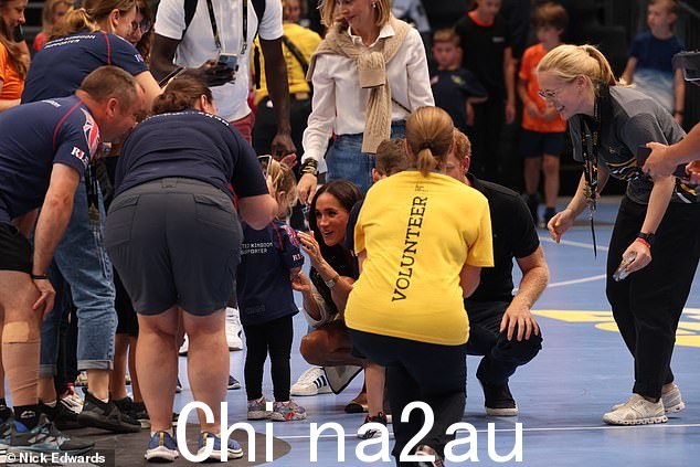 苏塞克斯公爵夫人今天在 Merkur Spiel-Arena 的 Invictus 运动会上与孩子们见面