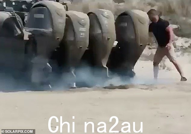 当追捕他们的警察通过无线电向同事发出紧急救援车辆时,这些人跳出了船