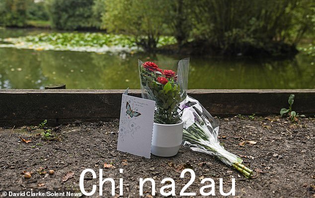 当地人对她的死感到“震惊”,他们说这个“可爱”的小女孩“非常安静和害羞”并且“不太说话”。今天,现场向一名两岁女孩献花致敬,她说“睡个好觉,小宝贝”