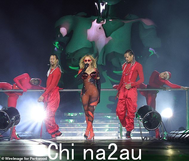 Larry 和 Laurent Bourgeois 与 Beyoncé 在文艺复兴之旅停留期间被看到