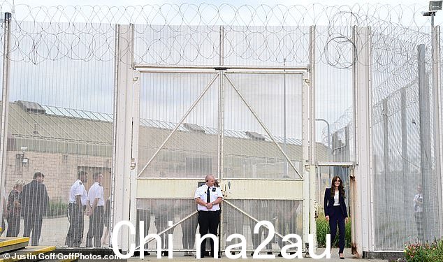 今天早上威尔士王妃穿过萨里 HMP High Down 的大门