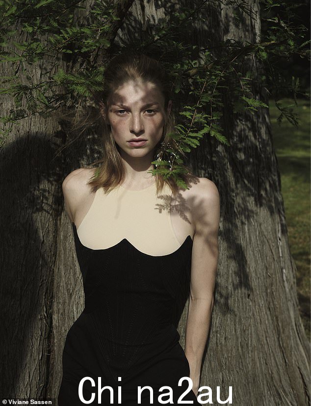 难以置信:这位 24 岁的 Euphoria 明星在接受艺术家 Viviane Sassen 的拍摄和采访时,穿着许多大胆而不寻常的服装登上了 AnOther 杂志