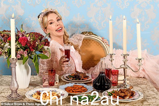 嗯:凯瑟琳是古斯托最新广告活动的代言人:《晚餐秀》,所有内容都是关于在电视和电影中庆祝美食(与她合影)布里奇顿风格的盛宴)