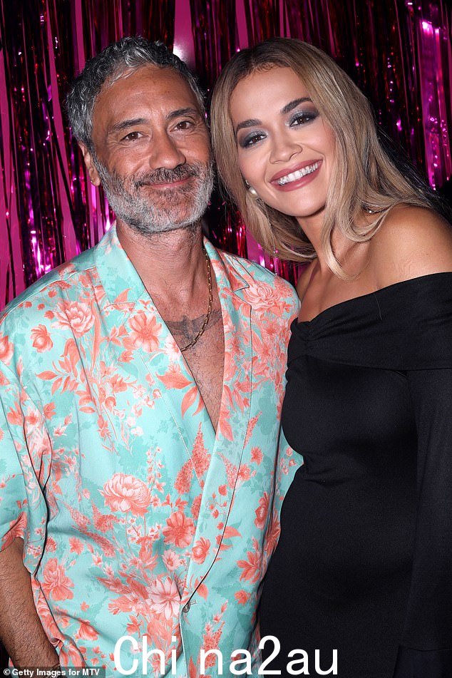 粗体:Taika 在夜晚选择了古怪的淡蓝色和珊瑚色搭配