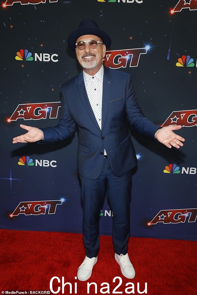 有趣的家伙:Howie Mandel 在现场表演前在帕萨迪纳德纳酒店的红地毯上摆姿势时微笑着