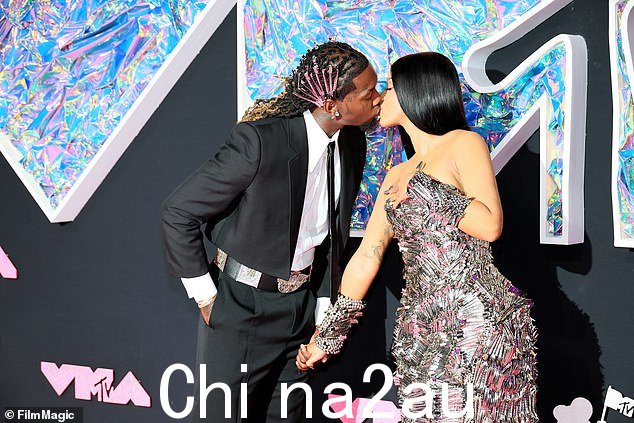 匹配:偏移似乎与他妻子的发夹连衣裙和他自己头发上的一些粉红色发夹相匹配