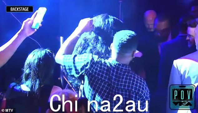 嗯:贾斯汀微笑着与梅根聊天
