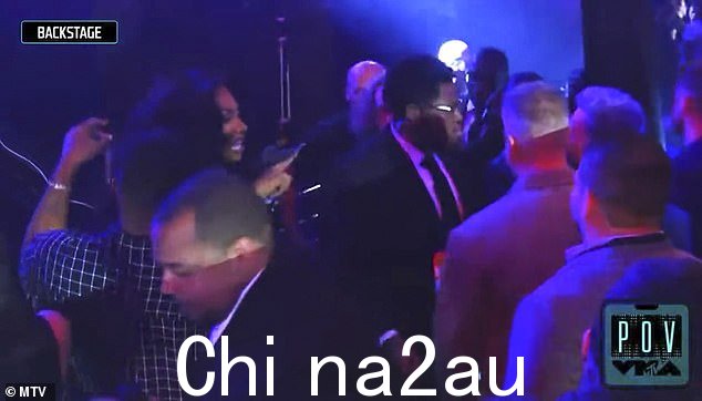 有趣的时刻:MTV 的直播在后台捕捉到了这一互动,可以看到梅根指着贾斯汀