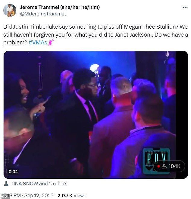 时态:在片段中,梅根在上台与 Cardi B 一起表演之前或之后修饰头发和化妆