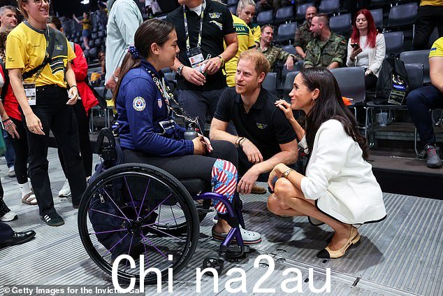 哈里王子和梅根·马克尔今天在比赛中与美国选手安妮卡·哈茨勒交谈