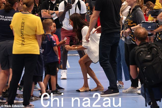 苏塞克斯公爵夫人今天在 Merkur Spiel-Arena 的 Invictus Games 上遇见了一个孩子