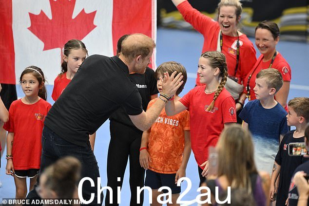 公爵和公爵夫人今天在 Merkur Spiel-Arena 的 Invictus Games 上与孩子们见面