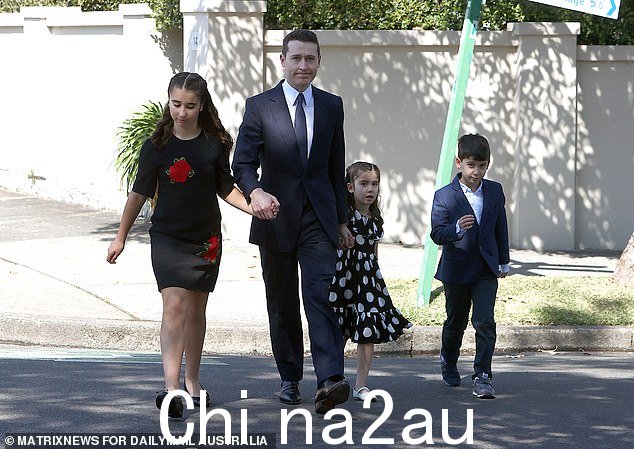Tom Waterhouse 与孩子 Layla、Rose 和 William 一起抵达祖母 Suzanne 的葬礼