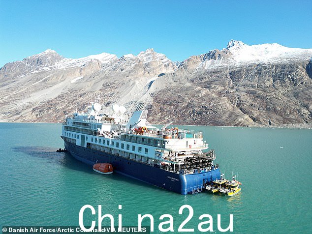 海洋探索者号在格陵兰岛东北部偏远角落的泥浆和淤泥中搁浅。丹麦北极联合司令部已访问过该船