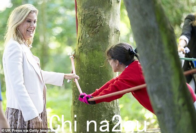 这位母亲还被拍到与参加户外活动的孩子们一起大笑、交谈