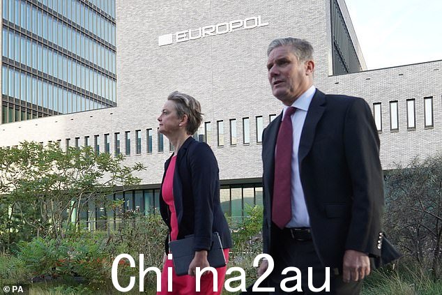 Keir Starmer 在访问海牙(与影子内政大臣 Yvette Cooper 合影)和欧洲刑警组织总部(英国因脱欧而离开)时在移民这一关键选举战场上掷骰子