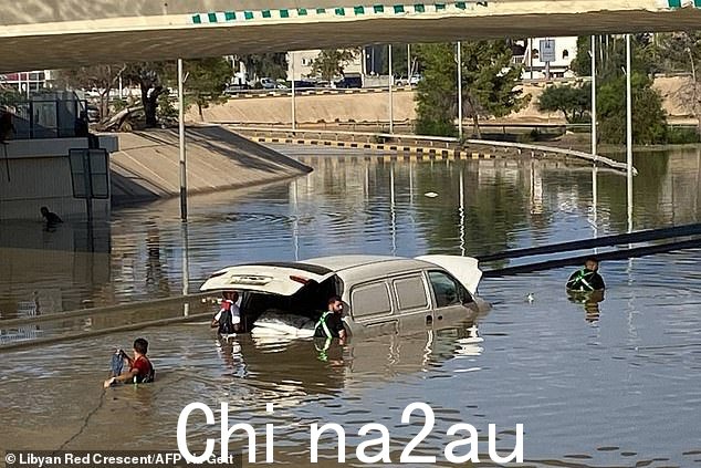 袭击港口城市德尔纳的洪水被描述为“类似海啸”,尽管附近的城镇也受到严重影响