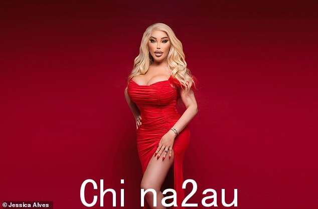红衣女士:她还穿着迷人的红色礼服拍了几张照片,展示了她丰满的乳沟