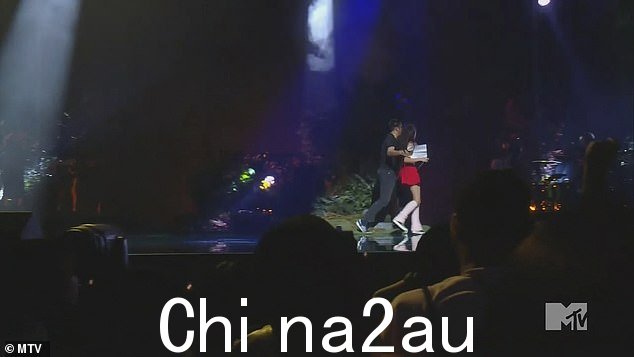 这位 20 岁的歌手是当晚第二位表演者,仅次于 Lil Wayne,在新泽西州纽瓦克保德信中心的舞台上演唱她的新热门歌曲 Vampire