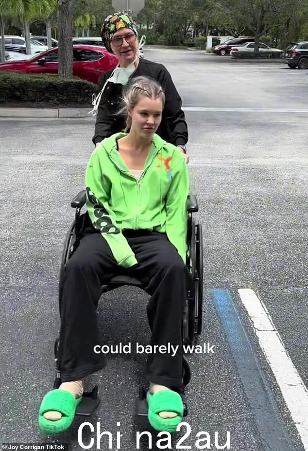 结果:由于手术后她感到昏昏欲睡,她不得不坐在轮椅上被带到男友的车上