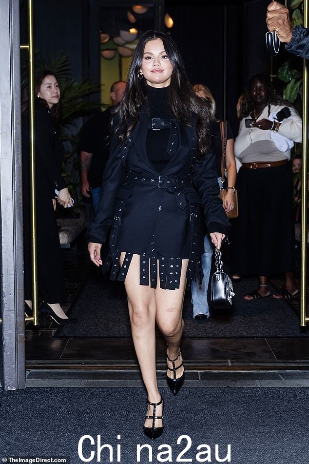 时尚:赛琳娜·戈麦斯 (Selena Gomez) 身穿结构性黑色西装外套,搭配长裙和黑色腰带,搭配银色索环,尽显耀眼光芒