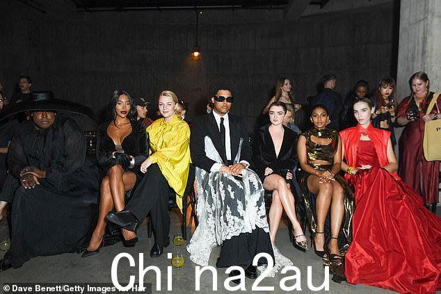 完美无缺:他们与歌手 Gabriels 的 Jacob Lusk、Self Esteem 和 Sekou 以及模特 Munroe Bergdorf 和 Maxim Magnus 坐在秀场前排