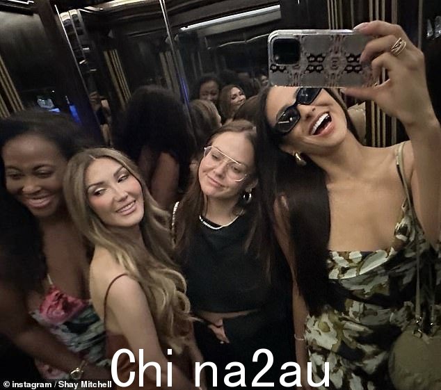 Girls' trip: Shay was joined on holiday by actress and fitness coach Nichelle Hines (far left), event planner Melissa Andre (左二)和朋友 Tracy Dawn Hall