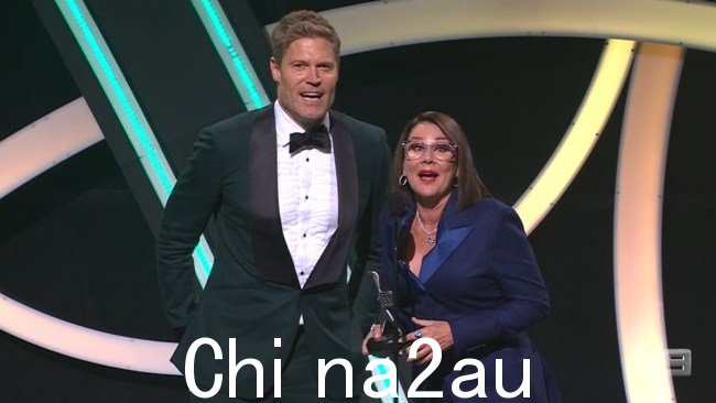 Irwins(他的母亲 Terri 和妹妹 Bindi)在美国。”sizes=“150px”src=“https://content.api.news/v3/images/bin/6d206c227cf2a05dcdea7b60706e3686”loading=“lazy”/><figcaption class=“media-caption g_font-body-s” >Irwin 一家(他的母亲 Terri 和妹妹 Bindi)在美国非常受欢迎。</figcaption><p>他的妹妹 Bindi 是两岁女儿 Grace 的母亲,在 2015 年赢得了观众的心美国版的《与星共舞》。</p><p>当他们还是孩子的时候,他们的父亲也经常和他的俄勒冈人妻子特丽一起出现在电视上。</p><p>欧文是将与常规主持人朱莉娅·莫里斯共同主持《我是名人》。</p><p>该节目计划于三月或四月播出,节目中的名人将在南非丛林中经历挑战以赢得胜利“明星”领取食物。</p><p>澳大利亚观众投票淘汰参赛者,赢得节目的名人将获得 10 万美元的奖金,用于他们选择的慈善机构,并加冕为丛林之王或女王。</p><img类=“响应式img_img内联图像”width=