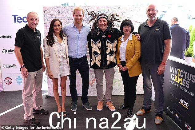这对夫妇随后参观了 Invictus Village,在那里他们参加了 IG25 激活区,并与运动员及其家人合影留念