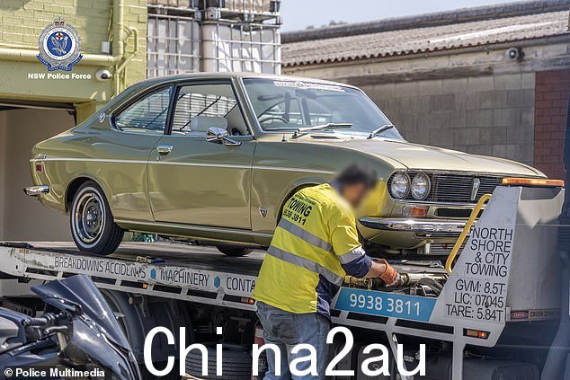 在班克斯敦查获多辆车辆,包括一辆 1971 年款马自达 RX2,并缴获超过 20,000 美元现金(如图)