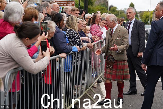Kinross District Pipe Band 表演了一系列歌曲来纪念他的到来,其中包括 Scotland The Brave