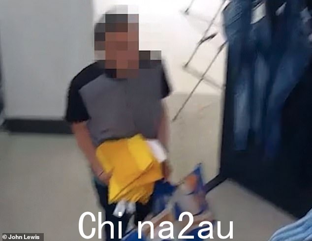 在另一段视频中,一名男子手里拿着产品走开,然后再次转身,将脸暴露在闭路电视摄像机前。在这两种情况下,商店扒手都被拘留,然后被警方逮捕