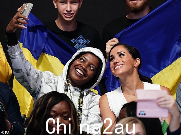 自拍女王!苏塞克斯公爵夫人在观看 Invictus Games 的排球比赛时与坐在旁边聆听的人摆出姿势