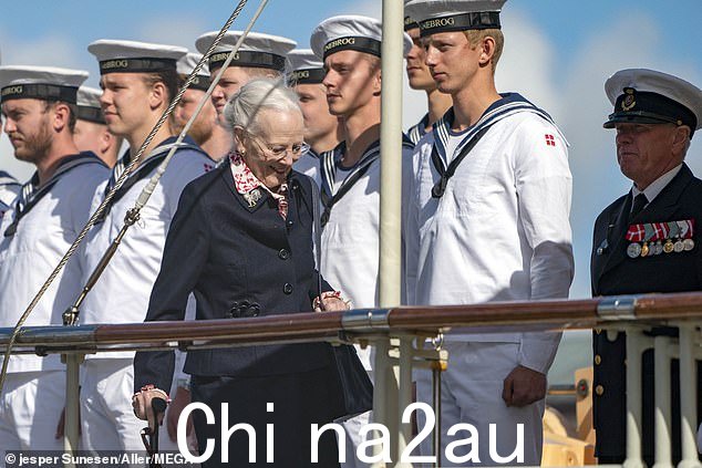 卡尔国王的表弟玛格丽特王后穿着海军外套和红白相间的长袍,看起来很别致