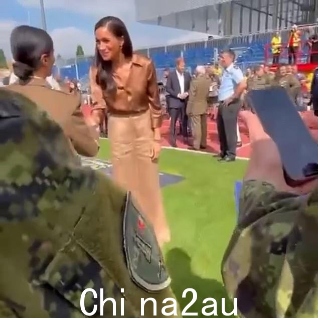 虽然许多粉丝在德国 Invictus Games 为期三天的旋风式比赛中与苏塞克斯公爵和公爵夫人合影,一位粉丝似乎逆势而行,忽视了王室成员,但一段搞笑的剪辑却显示了
