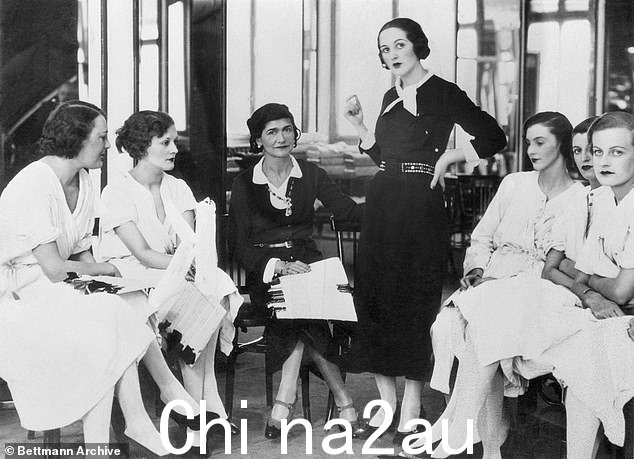 Gabrielle Bonheur Chanel(中)在 V&A 博物馆的展览中庆祝