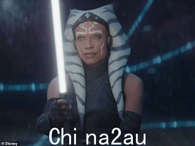 阿索卡在迷你剧预览中挥舞着光剑