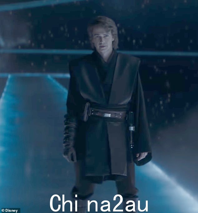 仍然吓人:这位明星穿着深色衣服,脚踩高筒靴,头发留长,因为他已经稍微减龄了