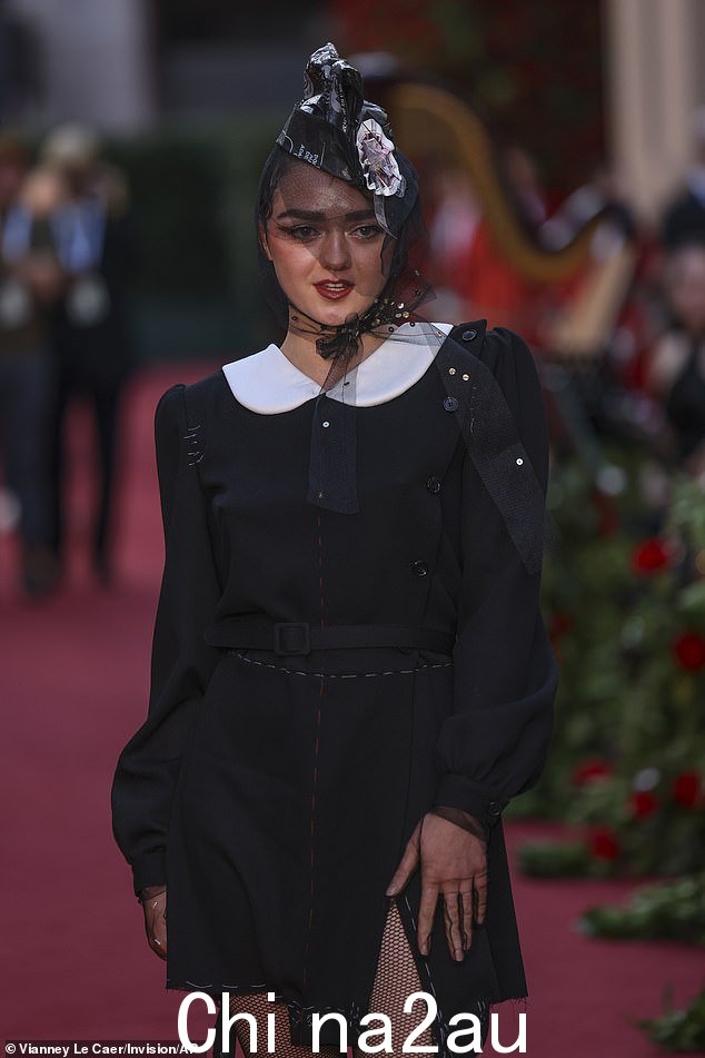 精致:这位 26 岁的《权力的游戏》明星穿着一件绣有彩色缝线的黑色迷你裙抵达现场,看起来非常惊艳