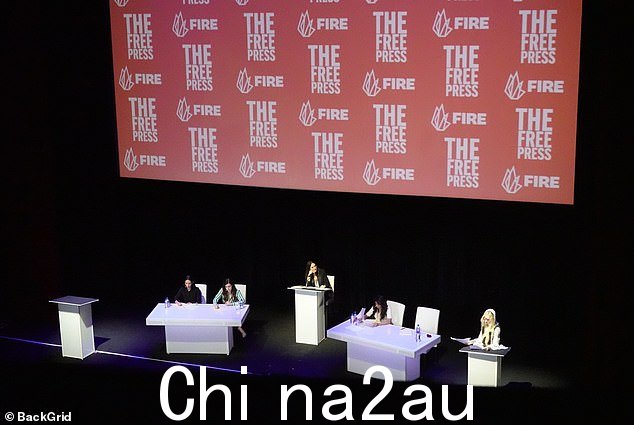 复杂:这是自从马斯克透露他们共享一个未公开的第三个之后她第一次看到与格莱姆斯的孩子,几天前她指责格莱姆斯阻止她见到他们的孩子