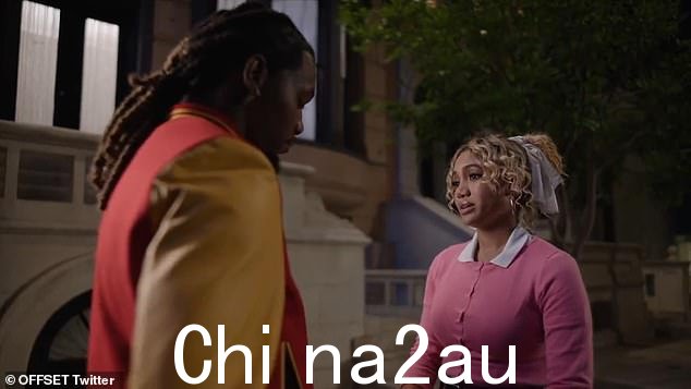 Thriller 影响:说唱歌手之前分享过周五发布的新音乐视频片段,该视频似乎深受迈克尔·杰克逊标志性 Thriller 视频的影响