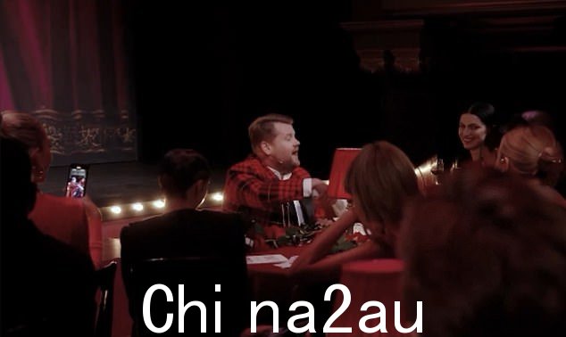 Corden 作为引座员出现在活动中,假装用迷你胡佛清理垃圾