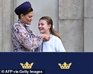 维多利亚王储妃与女儿埃斯特尔公主分享可爱的交流,大家都笑了